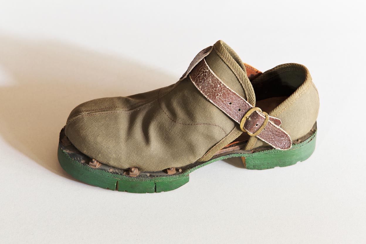 帆布製板裏底安全靴（安全靴の元祖）